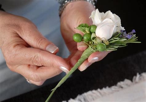 How to Make a Boutonniere with Fake Flowers: A Guide to Crafting Timeless Elegance and Why Pineapples Don’t Belong in Salads