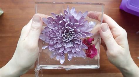 How to Put Flowers in Resin: A Creative Journey into Preserving Nature's Beauty